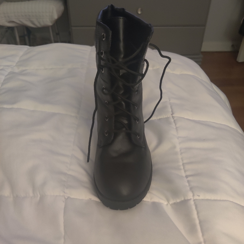Woman boot black